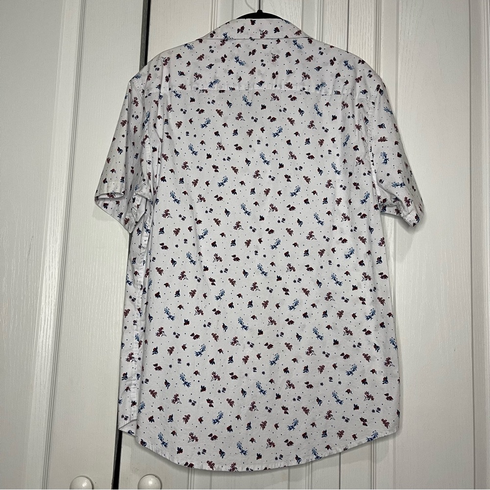 No Boundaries Men's Button Up White w/ Flowers Shirt - Picture 5 of 5